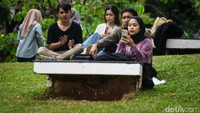 Kebanyakan dari pengunjung menggelar tikar sambil menikmati pemandangan gedung bertingkat di Jalan Sudirman. 