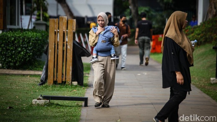 Warga mengunjungi Hutan Kota GBK, Jakarta, Selasa (25/4/2023) di hari terakhir cuti bersama.