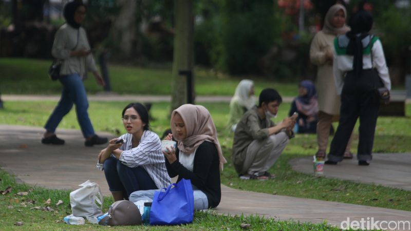 Warga mengunjungi Hutan Kota GBK, Jakarta, Selasa (25/4/2023) di hari terakhir cuti bersama.