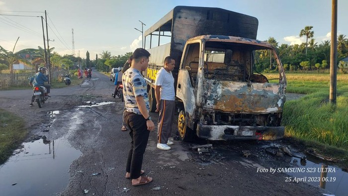 Mobil dalmas milik Polres Jeneponto dibawa kabur OTK lalu dibakar.