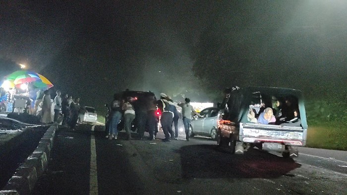 Sejumlah kendaraan mengalami mogok dan selip saat terjebak macet di jalur Cianjur-Puncak, Kabupaten Cianjur, Jawa Barat. Kendaraan tersebut mogok usai terjebak macet berjam-jam di jalur Cianjur-Puncak.