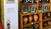 Pada salah satu ruangan, ada juga rak khusus minuman alkohol tradisional. Banyak macam-macam arak tradisional yang dikumpulkan dan dipajang di raknya. Foto: dok. Museu de Gastronomia Maranhense