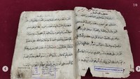 Khutbah al-Idain NB 1979. Naskah kuno ini berisikan teks khotbah Idulfitri dan Iduladha, masing-masing satu di dalamnya. Selain itu, naskah ini juga memuat tata cara berkhotbah seperti posisi khatib yang ditulis dalam bahasa Jawa dengan menggunakan aksara Pegon. Foto: (Dok Naskah Kuno-Perpusnas RI)