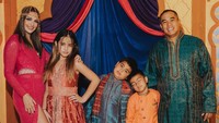 Netizen menyayangkan belahan busana Nia Ramadhani yang terlalu tinggi hingga mengekspose sebagian besar kakinya. Foto: dok. Instagram Nia Ramadhani