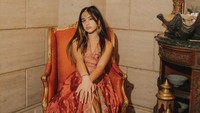 Mikhayla terlihat bak putri Arab dengan baju berwarna orange dan emas. Nggak kalah cantik dari ibunya dong! Foto: dok. Instagram Nia Ramadhani