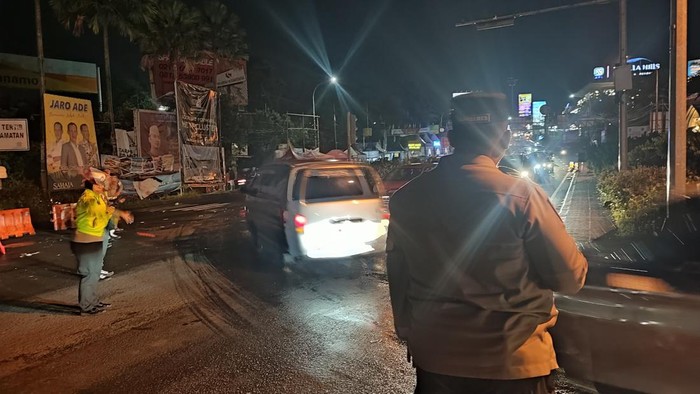Rekayasa lalu lintas sistem satu arah atau one way dari arah Puncak, Kabupaten Bogor, Jawa Barat (Jabar), telah berakhir. Lalu lintas kini kembali normal dua arah.