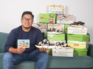 Berbagi Nostalgia Lewat Sandal Bermotif Karakter Kartun Jepang