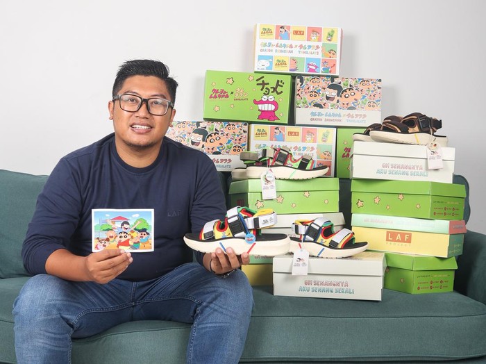 Owner LAF Project, Yusuf Sahroni dengan sandal traveling Shinchan