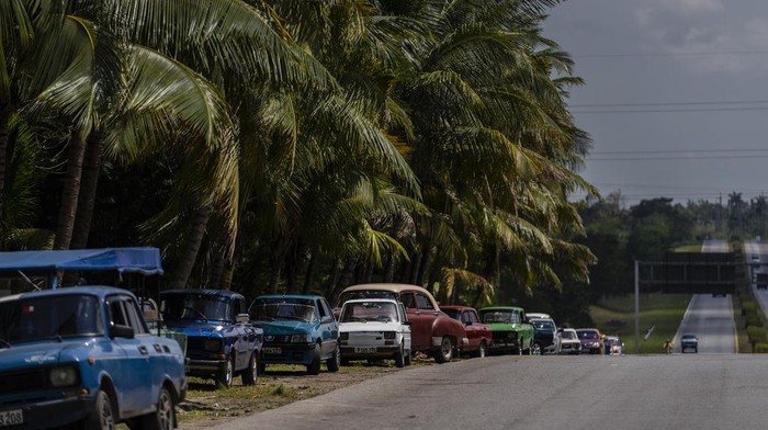 Panjang Banget! Kendaraan Antre Beli BBM di Kuba Imbas Krisis People wait in line to be able to refuel their cars in Havana, Cuba, Monday, April 24, 2023. Cuba’s capital has been restricting fuel sales, threatening to further weaken an economy reeling from power blackouts and rampant inflation. (AP Photo/Ramon Espinosa)