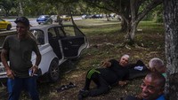Warga yang frustrasi mengantri berjam-jam - terkadang berhari-hari, tidur di mobil mereka - untuk mengisi tangki mereka. Selain pemilik mobil, pengemudi truk, sopir taksi, turis, dan angkutan umum semuanya terkena dampak kekurangan.
