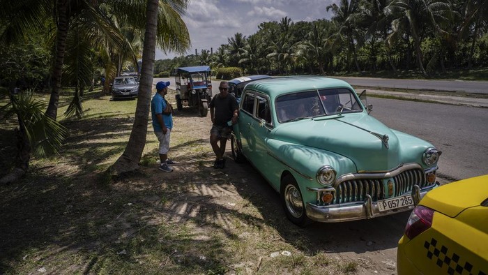 People wait in line to be able to refuel their cars in Havana, Cuba, Monday, April 24, 2023. Cuba’s capital has been restricting fuel sales, threatening to further weaken an economy reeling from power blackouts and rampant inflation. (AP Photo/Ramon Espinosa)