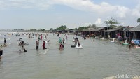 Pantai Glayem Indramayu salah satu tang terfavorit. Selain bermain air, pantai ini juga menyuguhkan kuliner boga bahari. Harga tiket pantai Pantai Glayem hanya sekitar Rp10 ribu untuk pengunjung dewasa dan anak-anak dikenakan tiket seharga Rp5 ribu saat musim liburan.