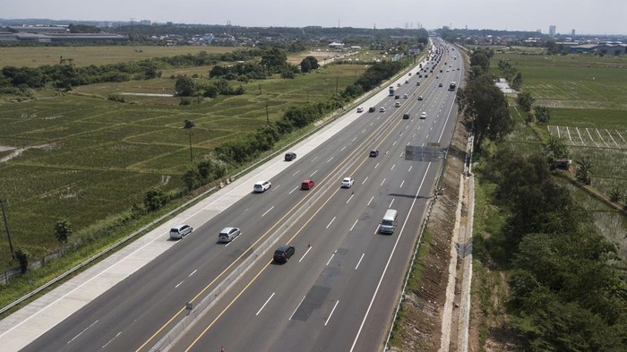 Foto udara kendaraan melintas di Tol Jakarta-Cikampek KM 54 menuju Jakarta di Karawang, Jawa Barat, Selasa (25/4/2023). Korlantas Polri memberlakukan contraflow dari KM 72 sampai KM 47 tol Jakarta Cikampek untuk mengurai kepadatan arus balik mudik Lebaran. ANTARA FOTO/ Fakhri Hermansyah/rwa.