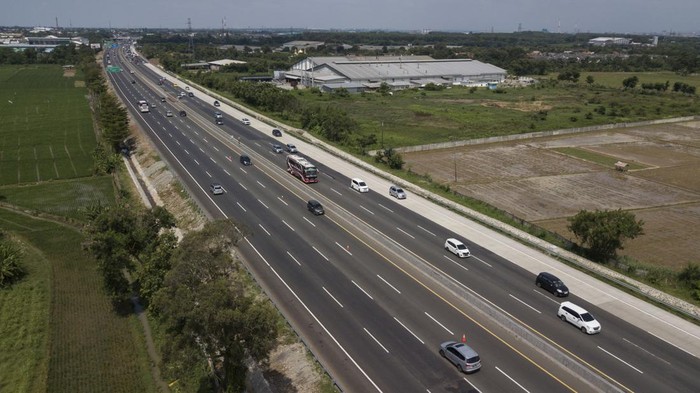 Foto udara kendaraan melintas di Tol Jakarta-Cikampek KM 54 menuju Jakarta di Karawang, Jawa Barat, Selasa (25/4/2023). Korlantas Polri memberlakukan contraflow dari KM 72 sampai KM 47 tol Jakarta Cikampek untuk mengurai kepadatan arus balik mudik Lebaran. ANTARA FOTO/ Fakhri Hermansyah/rwa.