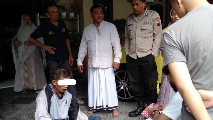 Pelaku (kiri duduk) usai ditangkap di Prambanan, Klaten.