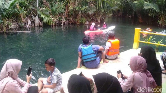 Pemandian alam SIlowo Tuban diserbu pengunjung saat libur lebaran