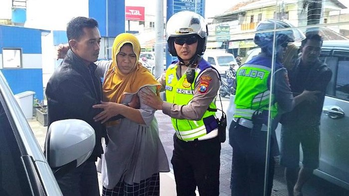 Seorang ibu melahirkan dalam perjalanan mudik di Kabupaten Malang. Anggota kepolisian membantu ibu tersebut dengan melakukan evakuasi ke rumah sakit terdekat.