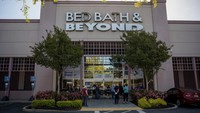 Pelanggan menunggu untuk memasuki toko Bed Bath & Beyond di Pleasant Hill, California, Amerika Serikat, Senin (24/4/2023).