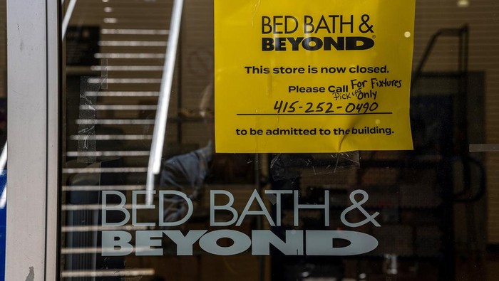 Penampakan Toko Raksasa Ritel AS Bed Bath & Beyond yang Bangkrut Customers wait to enter a Bed Bath & Beyond store in Pleasant Hill, California, US, on Monday, April 24, 2023. Bed Bath & Beyond Inc. will close all of its stores and liquidate inventory over the next two months after the company filed for Chapter 11 bankruptcy on Sunday. Photographer: David Paul Morris/Bloomberg via Getty Images