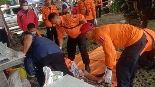 Ada empat penemuan jenazah di Surabaya dalam sehari, Selasa (25/4/2023). Mayat tersebut ditemukan di tempat yang berbeda-beda.