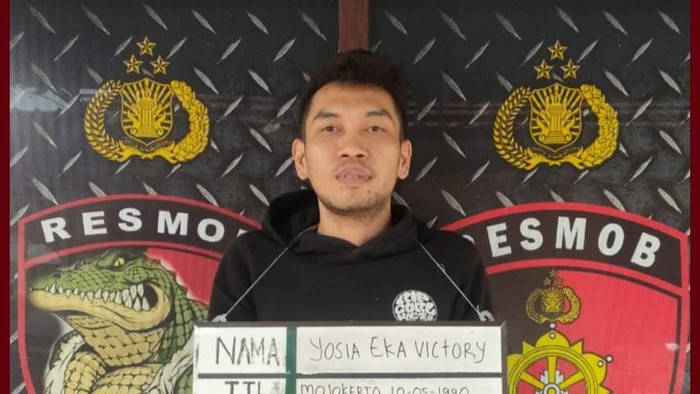 Pengangguran kelahiran Mojokerto mencuri kartu ATM dan menggasak uang Rp 17 juta dari pacarnya.