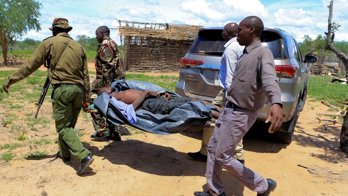 Pengorbanan Sekte Sesat di Kenya demi Masuk Surga Kenya police officers and civilians rescue an emaciated member of a Christian cult named as Good News International Church, whose members believed they would go to heaven if they starved themselves to death, in Shakahola forest of Kilifi county, Kenya April 24, 2023. REUTERS/Stringer REFILE - QUALITY REPEAT