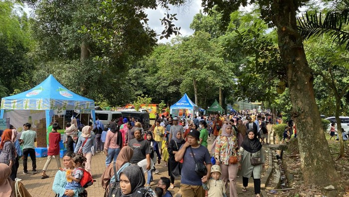 Pengunjung di kawasan Ragunan