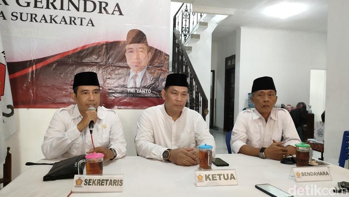 Pengurus Gerindra Solo memberikan keterangan di Kantor DPC Gerindra, Selasa (25/4/2023). Pengurus Gerindra Solo memberikan keterangan di Kantor DPC Gerindra, Selasa (25/4/2023).
