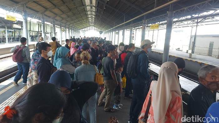 Penumpang berangkat dari Stasiun Solo Balapan, Selasa (25/4/2023).