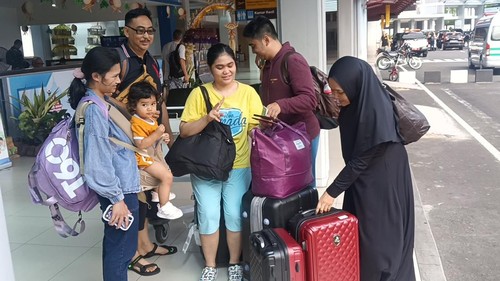Salah satu keluarga di Bandara Ngurah Rai, Bali, Selasa (25/4/2023).