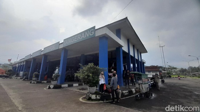 Penumpang saat mengakses Terminal Ciakar Sumedang