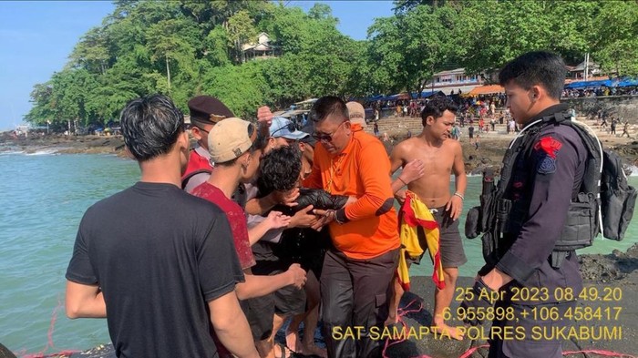 Petugas gabungan saat menyelamatkan wisatawan yang nyaris tergulung ombak di Pantai Karanghawu, Selasa (25/4/2023).