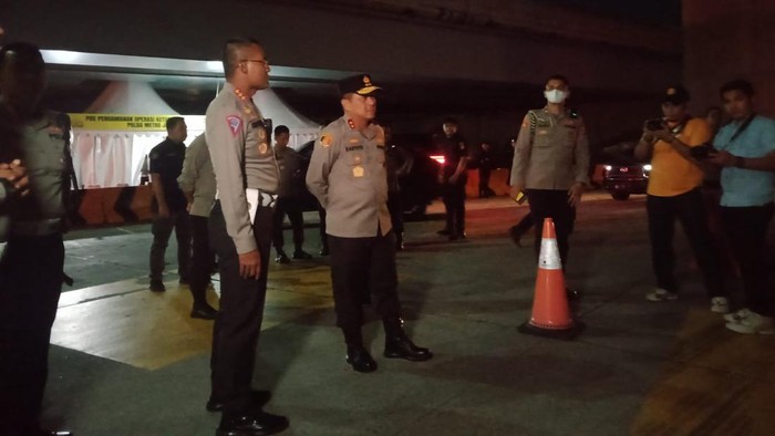 Kapolda Metro Jaya Irjen Karyoto meninjau arus lalu lintas (lalin) di Tol Jakarta-Cikampek saat puncak arus balik Lebaran 2023. Berdasarkan data puncak arus balik menuju Jakarta, lalu lintas masih normal.