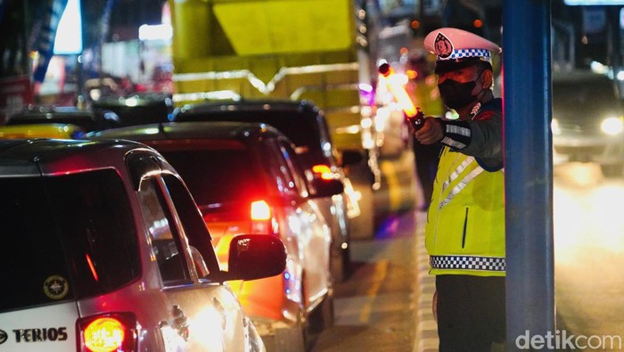 Polisi mengatur lalu lintas di Jalan Poros Maros-Makassar.