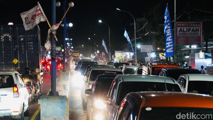 Polisi menilang 30 truk di Jalan Poros Maros-Makassar.
