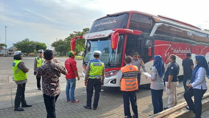 Polisi saat mengecek bus di Terminal Kudus, Selasa (25/4/2024).