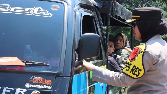 Polisi saat menghalau mobil pikap bermuatan wisatawan ke obwis di Subang, Selasa (25/4/2023).