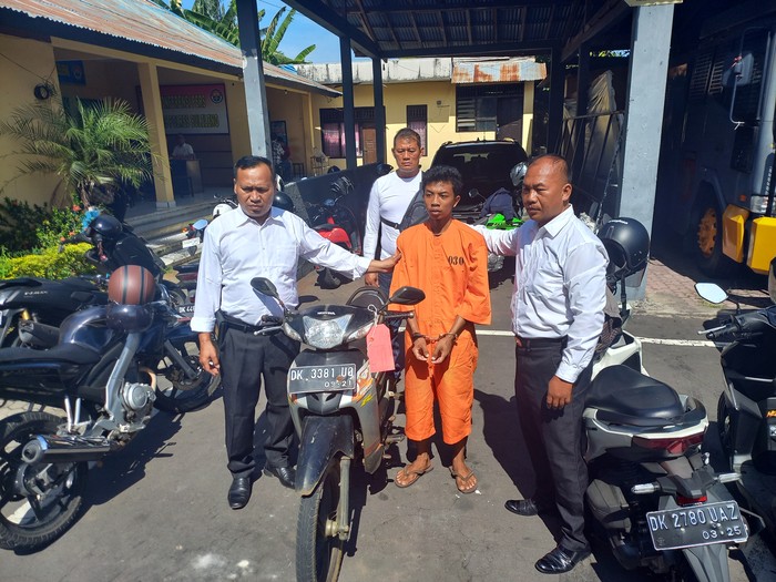 Polres Buleleng saat merilis pengungkapan kasus curanmor yang terjadi di Desa Cempaga, Kecamatan Banjar, Kabupaten Buleleng, Bali, Selasa (25/4/2023). (Made Wijaya Kusuma)