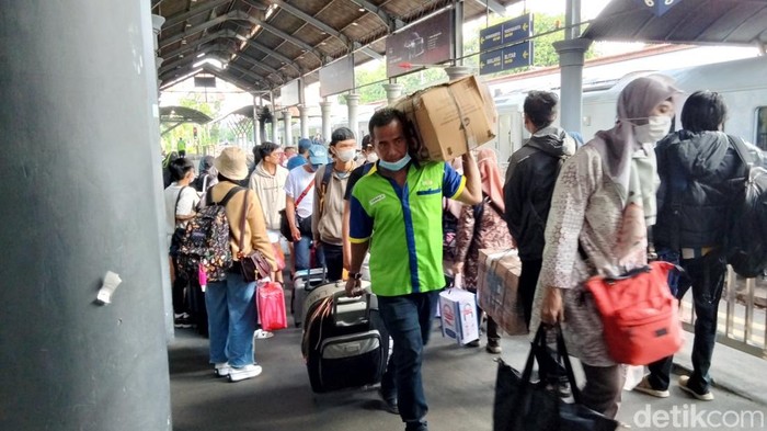 Sukacita Lebaran 2023 dirasakan di mana-mana. Termasuk oleh para porter di Stasiun Gubeng, Surabaya.