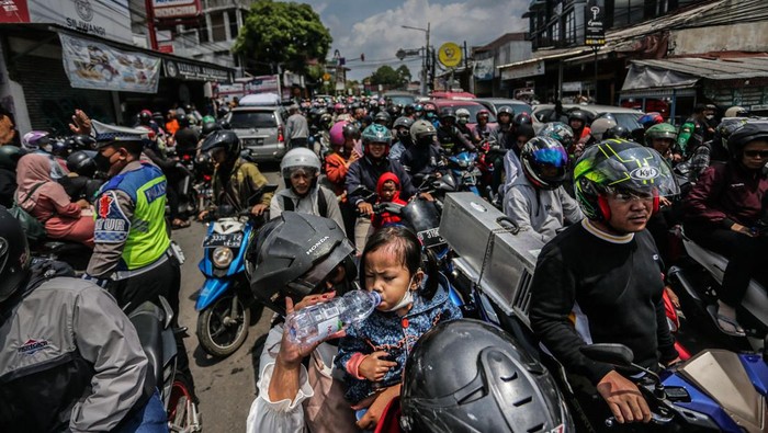 Motorists commute in a traffic jam in Bogor on April 25, 2023, as people return to the cities after celebrating the Eid al-Fitr holiday in their hometowns. (Photo by ADITYA AJI / AFP) (Photo by ADITYA AJI/AFP via Getty Images)