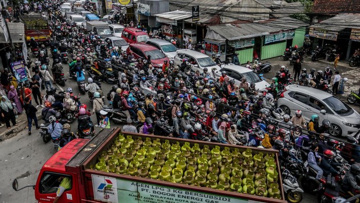 Motorists commute in a traffic jam in Bogor on April 25, 2023, as people return to the cities after celebrating the Eid al-Fitr holiday in their hometowns. (Photo by ADITYA AJI / AFP) (Photo by ADITYA AJI/AFP via Getty Images)