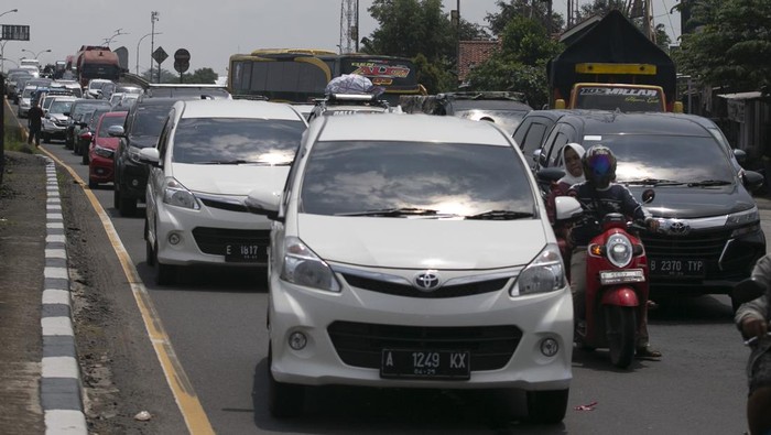 Potret Kepadatan di Jalur Pantura Imbas Tol Satu Arah Kendaraan melintas di jalur Pantura Palimanan, Cirebon, Jawa Barat, Selasa (25/4/2023). Kepadatan kendaraan di jalur Pantura Cirebon dari Jakarta menuju Jawa Tengah tersebut imbas diberlakukannya sistem satu jalur atau