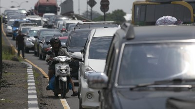 Potret Kepadatan di Jalur Pantura Imbas Tol Satu Arah