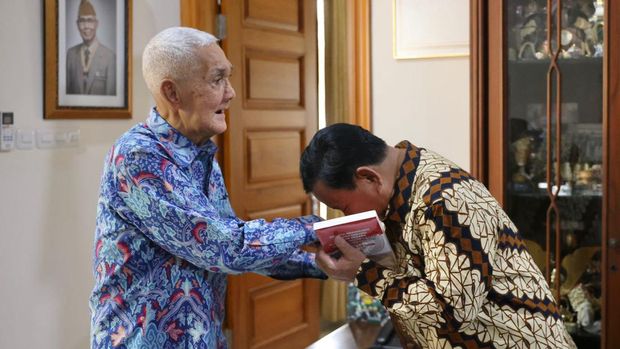 Menteri Pertahanan (Menhan) sekaligus Ketum Partai Gerindra Prabowo Subianto bersilaturahmi Lebaran 2023 ke Wakil Presiden ke-6 RI Try Sutrisno di kediamannya di Menteng, Jakarta Pusat. Try Sutrisno menyampaikan pesan kepada Prabowo yang hendak maju di Pilpres 2024.
