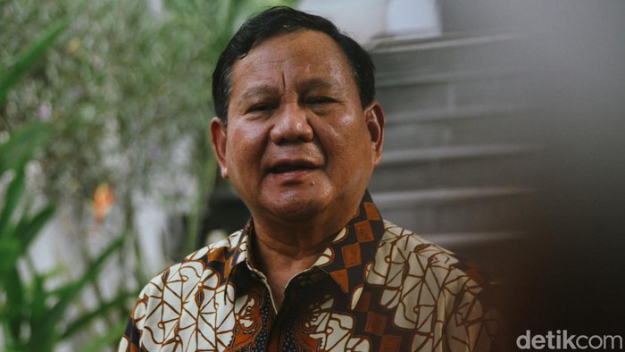 Menhan sekaligus Ketum Gerindra Prabowo Subianto mengunjungi kediaman Ketua Wantimpres Wiranto. Kedatangan Prabowo disambut langsung Wiranto.