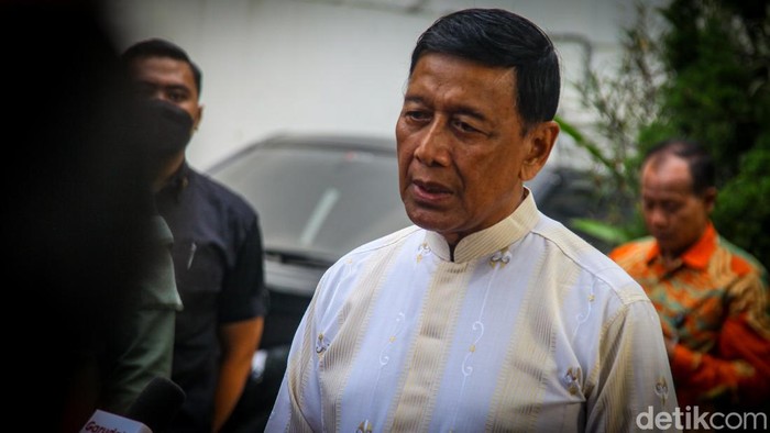 Menhan sekaligus Ketum Gerindra Prabowo Subianto mengunjungi kediaman Ketua Wantimpres Wiranto. Kedatangan Prabowo disambut langsung Wiranto.