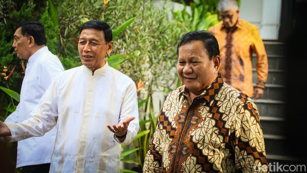 Menhan sekaligus Ketum Gerindra Prabowo Subianto mengunjungi kediaman Ketua Wantimpres Wiranto. Kedatangan Prabowo disambut langsung Wiranto.