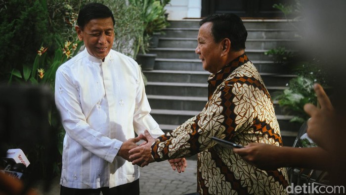 Menhan sekaligus Ketum Gerindra Prabowo Subianto mengunjungi kediaman Ketua Wantimpres Wiranto. Kedatangan Prabowo disambut langsung Wiranto.