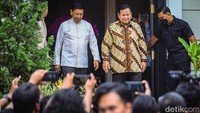 Prabowo dan Wiranto berjalan bersama usai pertemuan keduanya di kediaman pribadi Wiranto di Jakarta Selatan, Selasa (25/4/2023).