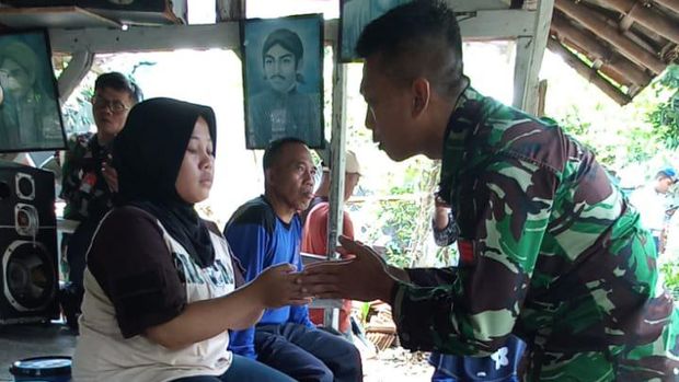 Praka Arya Nobel Gidion meminta maaf ke pemotor yang ditendangnya (dok istimewa)
